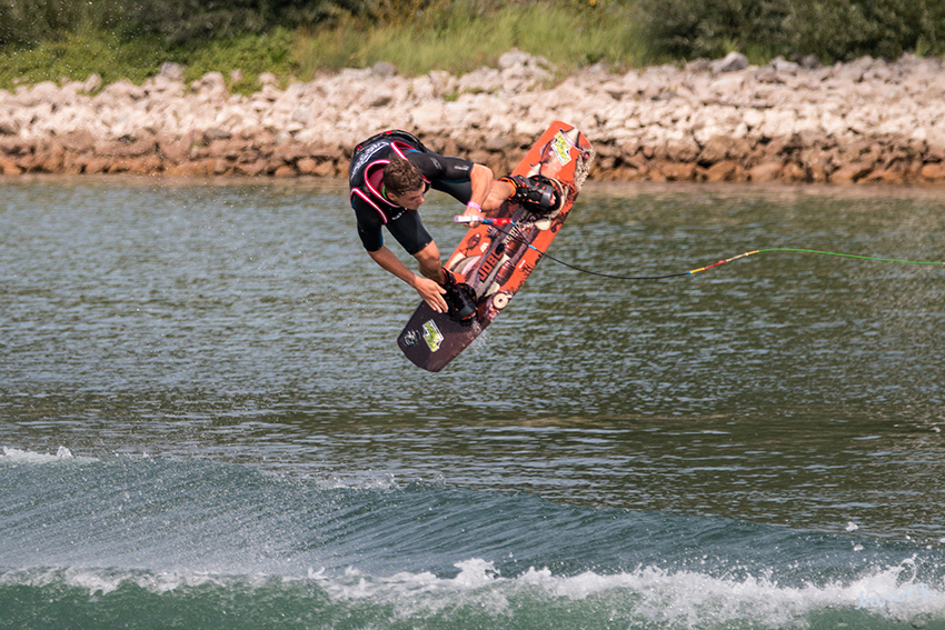 Offene Deutsche Meisterschaft Wakeboard am Boot
Spektakuläre Sprünge und Stunts sind garantiert bei der Offenen Deutschen Meisterschaft im Wakeboard am Boot, die am Fühlinger See stattfinden wird. Hierbei nutzen die Wakeboarderinnen und Wakeboarder die Bugwelle der Boote um akrobatische Sprünge und Drehungen in der Luft zu präsentieren.
Schlüsselwörter: Wakeboard, Fühlinger See