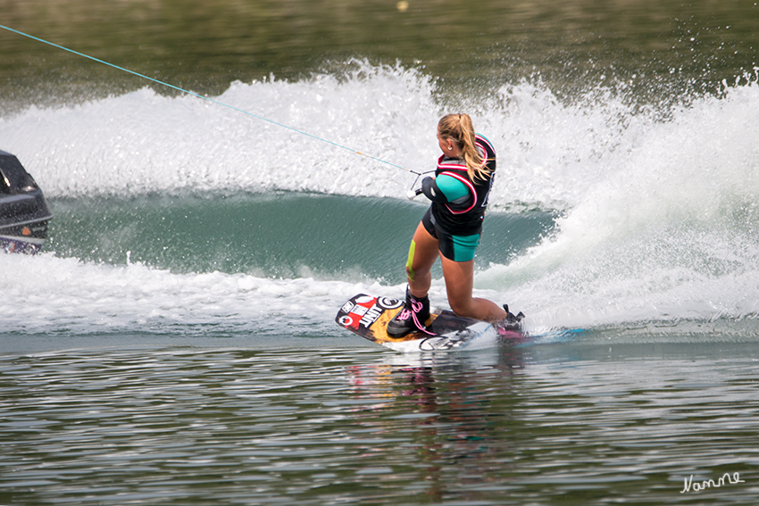 Offene Deutsche Meisterschaft Wakeboard am Boot
Spektakuläre Sprünge und Stunts sind garantiert bei der Offenen Deutschen Meisterschaft im Wakeboard am Boot, die am Fühlinger See stattfinden wird. Hierbei nutzen die Wakeboarderinnen und Wakeboarder die Bugwelle der Boote um akrobatische Sprünge und Drehungen in der Luft zu präsentieren. 
Schlüsselwörter: Wakeboard, Fühlinger See