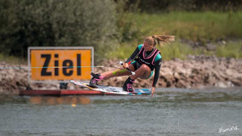 Offene Deutsche Meisterschaft Wakeboard am Boot
Spektakuläre Sprünge und Stunts sind garantiert bei der Offenen Deutschen Meisterschaft im Wakeboard am Boot, die am Fühlinger See stattfinden wird. Hierbei nutzen die Wakeboarderinnen und Wakeboarder die Bugwelle der Boote um akrobatische Sprünge und Drehungen in der Luft zu präsentieren. 
Schlüsselwörter: Wakeboard, Fühlinger See