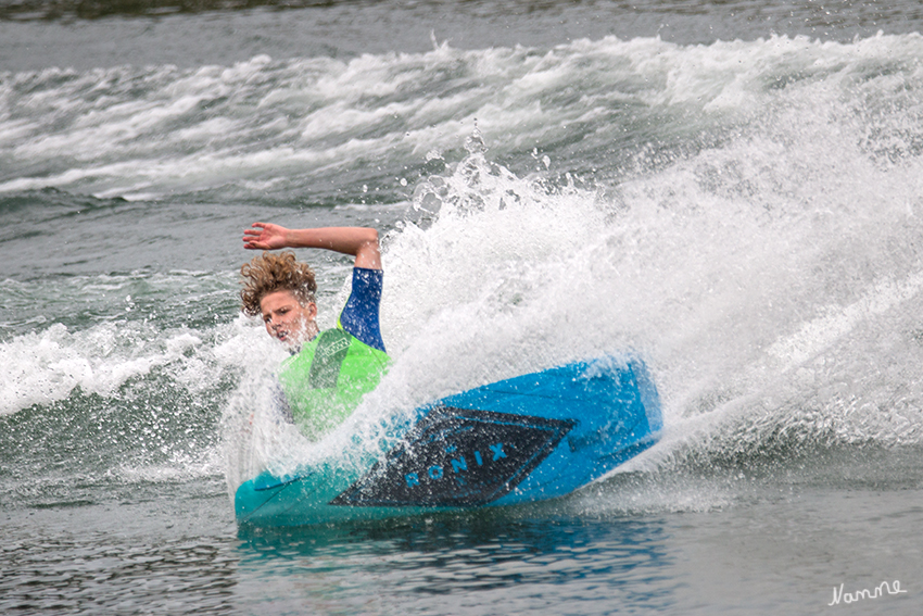 Offene Deutsche Meisterschaft Wakeboard am Boot
Spektakuläre Sprünge und Stunts sind garantiert bei der Offenen Deutschen Meisterschaft im Wakeboard am Boot, die am Fühlinger See stattfinden wird. Hierbei nutzen die Wakeboarderinnen und Wakeboarder die Bugwelle der Boote um akrobatische Sprünge und Drehungen in der Luft zu präsentieren. 
Schlüsselwörter: Wakeboard, Fühlinger See