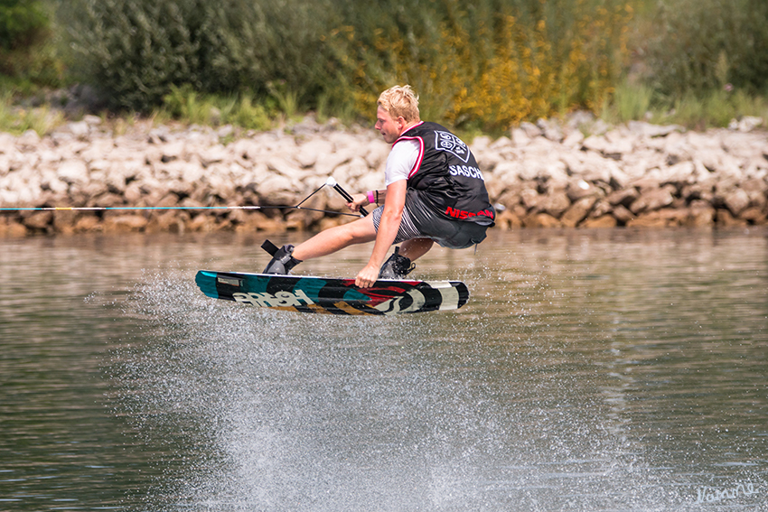 Offene Deutsche Meisterschaft Wakeboard am Boot
Spektakuläre Sprünge und Stunts sind garantiert bei der Offenen Deutschen Meisterschaft im Wakeboard am Boot, die am Fühlinger See stattfinden wird. Hierbei nutzen die Wakeboarderinnen und Wakeboarder die Bugwelle der Boote um akrobatische Sprünge und Drehungen in der Luft zu präsentieren.
Schlüsselwörter: Wakeboard, Fühlinger See