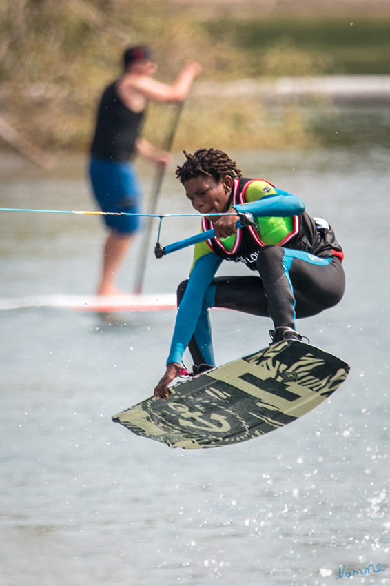 Offene Deutsche Meisterschaft Wakeboard am Boot
Spektakuläre Sprünge und Stunts sind garantiert bei der Offenen Deutschen Meisterschaft im Wakeboard am Boot, die am Fühlinger See stattfinden wird. Hierbei nutzen die Wakeboarderinnen und Wakeboarder die Bugwelle der Boote um akrobatische Sprünge und Drehungen in der Luft zu präsentieren. 
Schlüsselwörter: Wakeboard, Fühlinger See