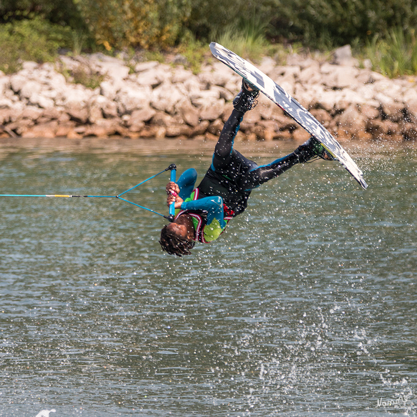 Offene Deutsche Meisterschaft Wakeboard am Boot
Spektakuläre Sprünge und Stunts sind garantiert bei der Offenen Deutschen Meisterschaft im Wakeboard am Boot, die am Fühlinger See stattfinden wird. Hierbei nutzen die Wakeboarderinnen und Wakeboarder die Bugwelle der Boote um akrobatische Sprünge und Drehungen in der Luft zu präsentieren. 
Schlüsselwörter: Wakeboard, Fühlinger See