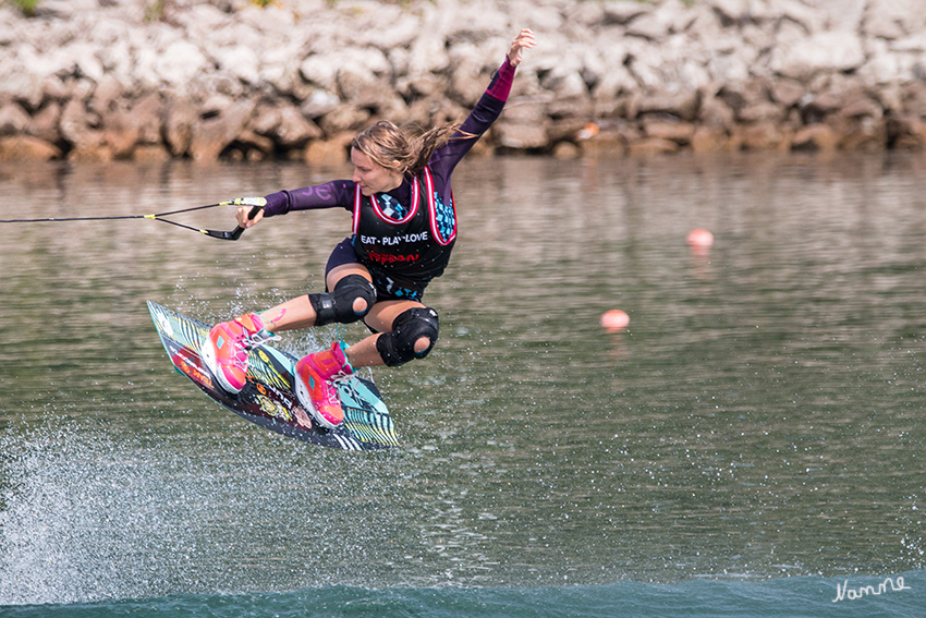 Offene Deutsche Meisterschaft Wakeboard am Boot
Spektakuläre Sprünge und Stunts sind garantiert bei der Offenen Deutschen Meisterschaft im Wakeboard am Boot, die am Fühlinger See stattfinden wird. Hierbei nutzen die Wakeboarderinnen und Wakeboarder die Bugwelle der Boote um akrobatische Sprünge und Drehungen in der Luft zu präsentieren. 
Schlüsselwörter: Wakeboard, Fühlinger See