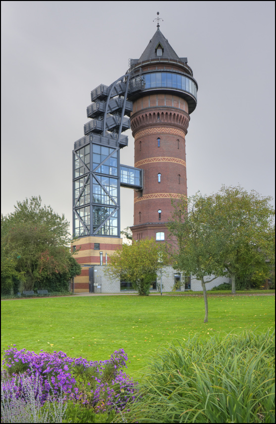 Aquarius
	

Das Aquarius Wassermuseum befindet sich in einem über 100 Jahre alten ehemaligen Wasserturm. Das 50 Meter hohe Gebäude steht unter Denkmalschutz.  
Mit dem Umbau zum multimedialen Wassermuseum hat die RWW einen ungewöhnlichen Weg für den Erhalt des Industriedenkmals gefunden.
Schlüsselwörter: Aquarius                Wasserturm