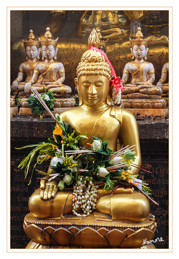 Wat Haripoonchai
Der Legende zufolge wurde Buddha auf einer Lotusblüte geboren. Deshalb ist die Lotosblume im Buddhismus eine der sogenannten "acht Kostbarkeiten" und ist Sinnbild für Reinheit und Vollkommenheit, Symbol für Wiedergeburt, den Lauf der Zeiten und die Lehre Buddhas. 
laut helpster.de
Schlüsselwörter: Thailand Wat Haripoonchai