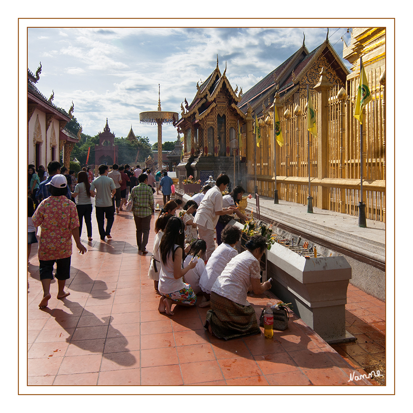 Wat Haripoonchai
Opfergaben vor den Buddhastatuen werden in Form von Geld, Lotusblumen, Kerzen und Räucherstäbchen getätigt.
Schlüsselwörter: Thailand Wat Haripoonchai