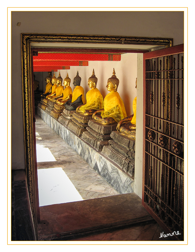 Wat Pho
Reihe von sitzenden Buddha-Statuen
Insgesamt sollen sich 394 Buddhas auf dem Gelände befinden.
Schlüsselwörter: Thailand Bangkok Wat Pho