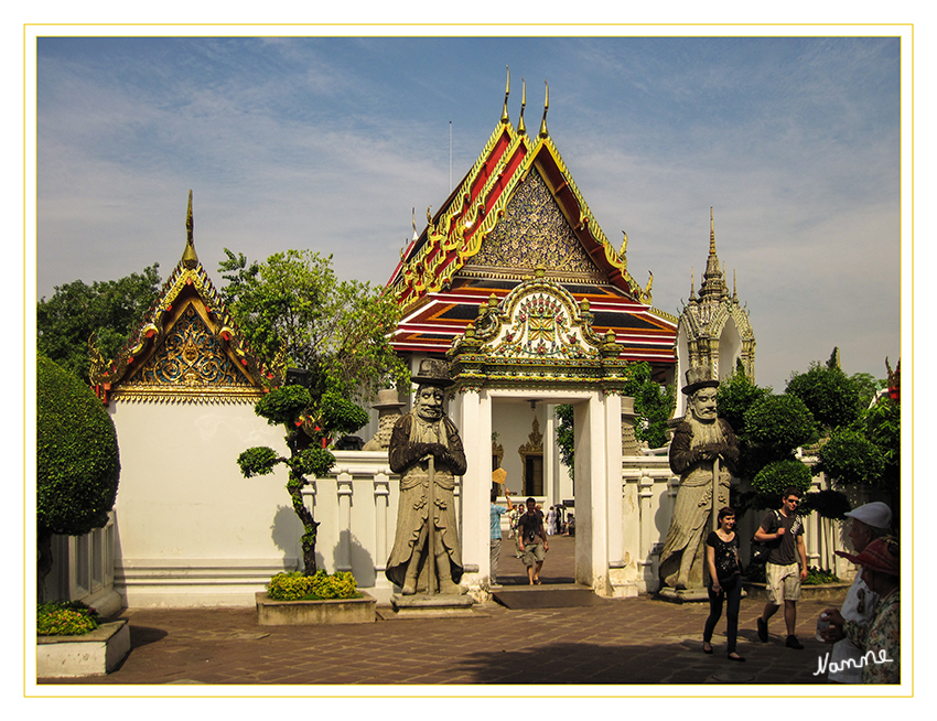 Wat Pho
Der Tempel Wat Pho erhält diesen Namen aufgrund der Überzeugung, dass Buddha in einem Tempel in Indien lebte, dessen Name Wat Pho war.
Die Anlage wird von riesigen Statuen bewacht. Diese Statuen wurden aus China importiert.

Schlüsselwörter: Thailand Bangkok Wat Pho