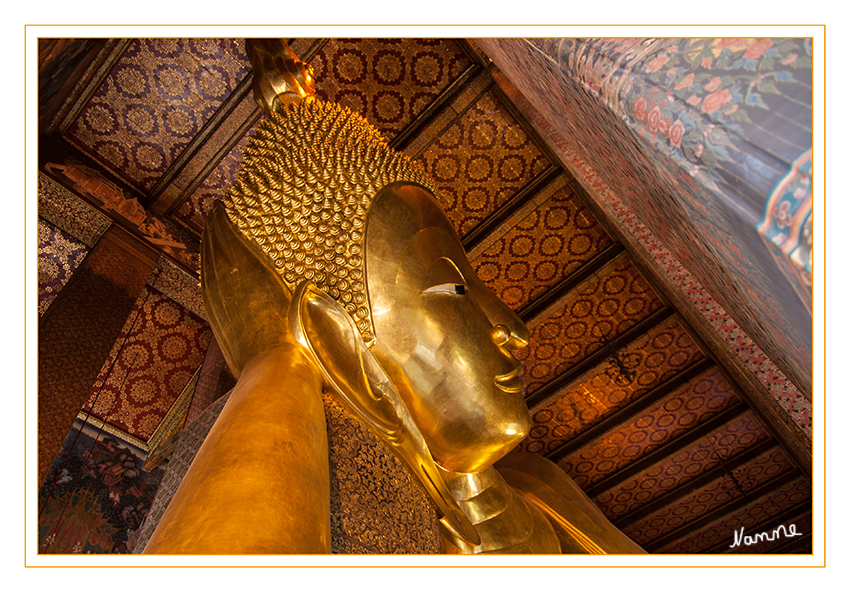 Wat Pho
Der im Jahre 1688 erbaute Wat Pho, der den berühmten ruhenden Buddha beherbergt, zählt zu den wichtigsten und bekanntesten Tempeln Thailands. Der mit Gold überzogene ruhende Buddha ist 46 Meter lang und 15 Meter hoch, seine Augen und Füße sind mit Perlmutt ausgelegt. Diese Figur soll an den Eintritt Buddhas in das Nirwana erinnern.
laut www.watpho.com 
Schlüsselwörter: Thailand Bangkok Wat Pho