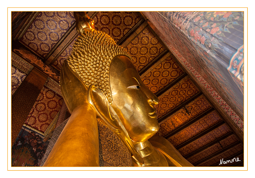 Wat Pho
Der im Jahre 1688 erbaute Wat Pho, der den berühmten ruhenden Buddha beherbergt, zählt zu den wichtigsten und bekanntesten Tempeln Thailands. Der mit Gold überzogene ruhende Buddha ist 46 Meter lang und 15 Meter hoch, seine Augen und Füße sind mit Perlmutt ausgelegt. Diese Figur soll an den Eintritt Buddhas in das Nirwana erinnern.
laut www.watpho.com 
Schlüsselwörter: Thailand Bangkok Wat Pho