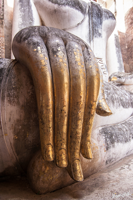 Wat Sri Chum
Die Hand des Buddhas ist ein vielfotografiertes Motiv. 
Sie wird immer wieder von Gläubigen mit Blattgold verschönert.
Schlüsselwörter: Thailand Wat Sri Chum