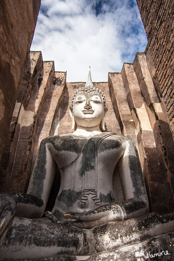 Wat Sri Chum
Die Statue im schönsten Sukothai-Stil stellt Buddha beim Sieg über das Böse dar und gehört zu den imposantesten Monumenten in Sukothai. Sie ist 15m hoch und ihr Schoss ist 11,30m breit.
Schlüsselwörter: Thailand Wat Sri Chum
