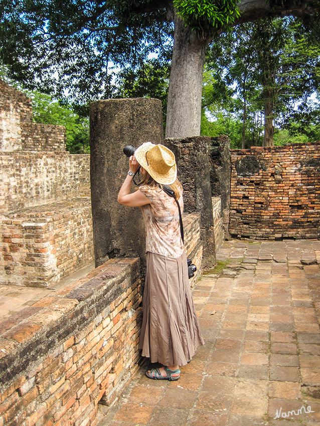 Wat Sri Chum
Vor dem Mondop ist die Ruine einer Versammlungshalle (Wihan) zu sehen mit Säulenfragmenten und drei Podesten, auf denen ursprünglich Buddha-Statuen standen.
laut Wikipedia
Schlüsselwörter: Thailand Wat Sri Chum