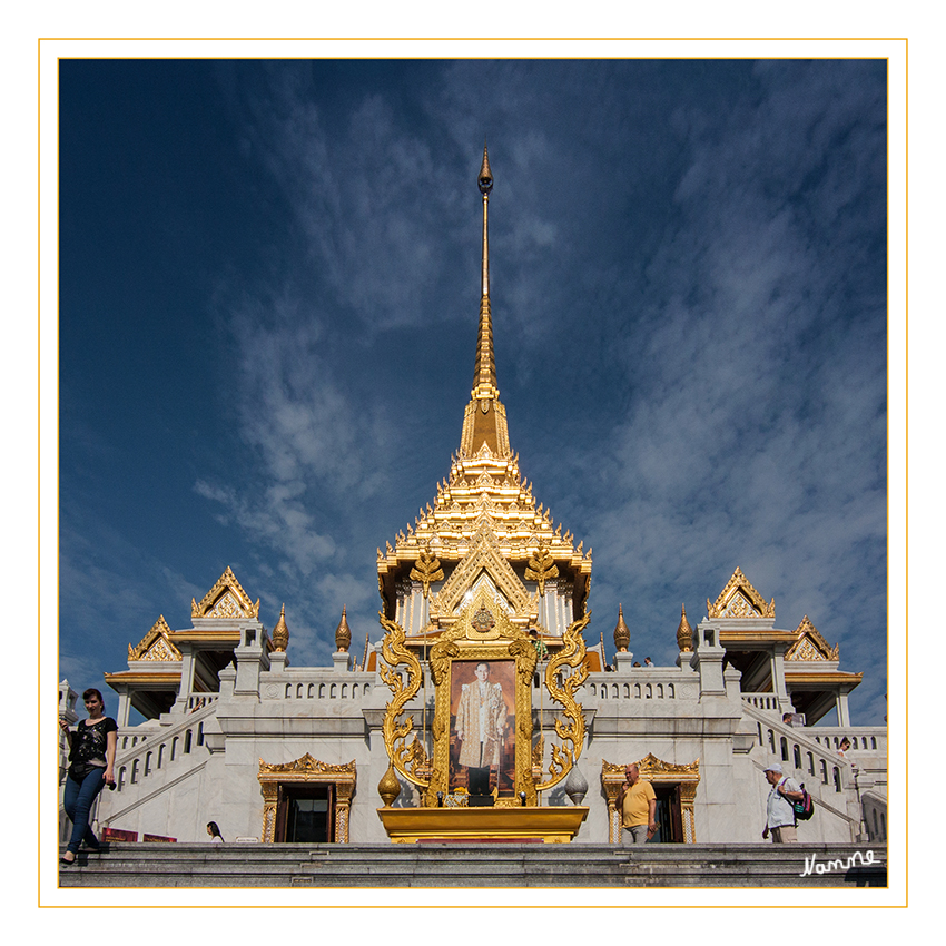 Wat Traimit
Der „Phra Maha Mondop“ wurde errichtet und am 5. Dezember 2008, dem Geburtstag von König Bhumibol, eingeweiht.
Das Gebäude ist als Mondop mit drei Stockwerken konzipiert: das erste und zweite Obergeschoss beherbergt jeweils ein Museum („Knowledge Centre of the Community“) des Tempels und des Bezirks Samphanthawong, im dritten Stock befindet sich der „Goldene Buddha“.
Schlüsselwörter: Thailand Bangkok Wat Traimit