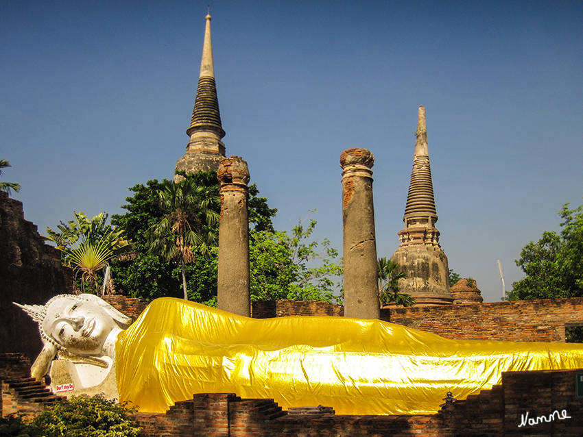 Wat Yai Chai Mongkon 
ist eine buddhistische Tempelanlage (Wat) in Ayutthaya in Zentralthailand.
Im Viharn Phra Buddha Saiyas (Viharn des liegenden Buddha) befindet sich ein großes Bildnis des liegenden Buddha, das möglicherweise aus der Zeit von Naresuan dem Großen stammt. Es diente hauptsächlich der Verehrung und der Meditation. 1965 nahm man eine eingehende Renovierung des Bildnisses vor.
laut Wikipedia
Schlüsselwörter: Thailand Wat Yai Chai Mongkon Ayutthaya Liegender Buddha