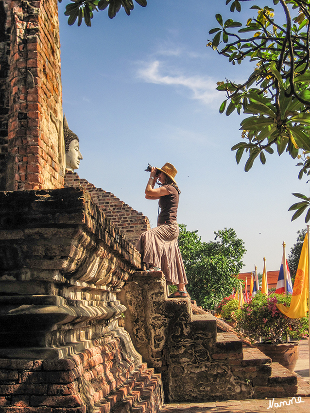 Wat Yai Chai Mongkon
Der Wat Yai Chai Mongkon befindet sich südöstlich außerhalb der alten Stadtmauer von Ayutthaya an einem Seitenarm des Pasak-Flusses. Der Tempel wurde 1357 auf Befehl von König Ramathibodi I., dem ersten Herrscher des Ayutthaya-Reiches, errichtet.
laut Wikipedia
Schlüsselwörter: Thailand Wat Yai Chai Mongkon Ayutthaya Liegender Buddha