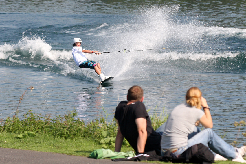 Wakeboard Meisterschaft am Boot
Samstagmorgen standen die Vorläufe in allen Klassen an. Im Anschluss werden die Rider, welche sich nicht direkt für das Finale am Sonntag qualifiziert haben, im Last Chance Qualifying (LCQ) die Möglichkeit haben, letzte Finalplätze zu ergattern.
Schlüsselwörter: Wakeboard Meisterschaft