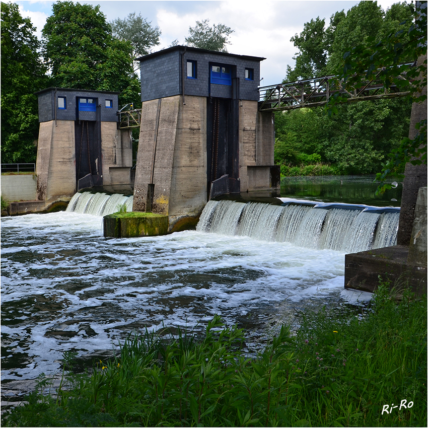 Wehr an der Lippe
in Lünen-Beckinghausen.(Dieses Wehr verfügt über eine Fischtreppe und einen Umgehungsweg für die Kanuten.)
