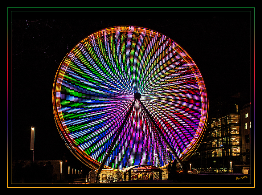 Bunt
Riesenrad zur Weihnachtszeit in Essen
Schlüsselwörter: Weihnachten                 Essen