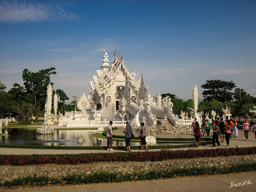 Wat Rong Khun - Weisser Tempel
Durch ein Erdbeben der Stärke 6,3 am 5. Mai 2014 mit dem Epizentrum in der Provinz Chiang Rai wurden die Gebäude des Tempels, besonders Wandmalereien im Innern stark beschädigt. Auch am Dach waren noch Beschädigungen zu sehen.                    Künstler Chalermchai Kositpipat befürchtete zunächst, dass der Tempel auf Dauer geschlossen sein wird. Jedoch nachdem ihn viele Menschen darin bestärkten, entschloss sich Chalermchai, den Tempel wieder zu restaurieren.
laut Wikipedia
Schlüsselwörter: Thailand Wat Rong Khun Weisser Tempel