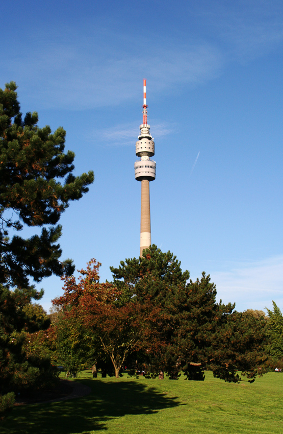 Florian
Der Florianturm, kurz Florian, ist ein weithin sichtbares Wahrzeichen der Stadt Dortmund. Der Fernsehturm wurde 1959 anlässlich der Bundesgartenschau im Westfalenpark mit einer Höhe von 219,6 Metern errichtet. Zu dieser Zeit war er kurzzeitig das höchste Gebäude Deutschlands.

Laut Wikipedia
Schlüsselwörter: Florian