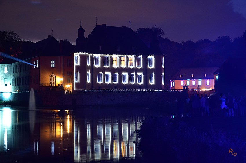 Illumina 10.0
Die -Illumina 10.0- zeigt Licht- und Toninszenierungen von Wolfram Lenssen im Dycker Schlosspark. 
Schlüsselwörter: Ilumina Schloß Dyck