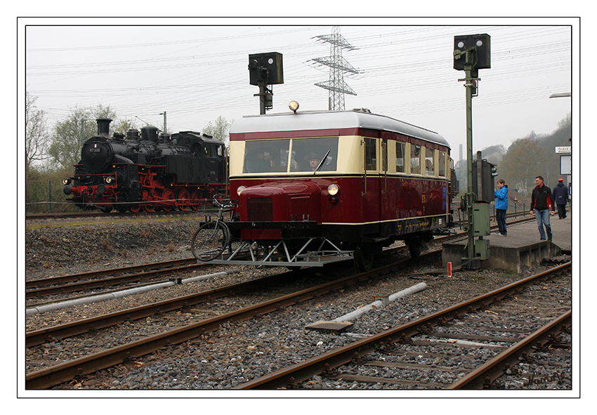 Wismarer Schienenbus
Der Wismarer Schienenbus „Typ Hannover" ist ein Anfang der 1930er Jahre entwickelter Leichttriebwagen für den kostengünstigen Personenverkehr auf Kleinbahnen.
Nachtrag vom Fototag des Eisenbahnmuseum Bochum
Schlüsselwörter: Eisenbahnmuseum Bochum Dahlhausen