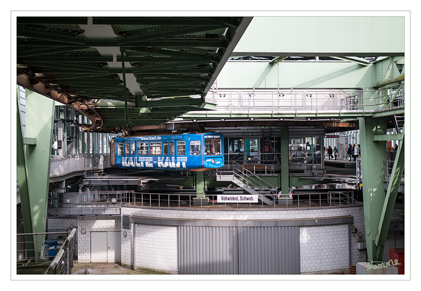 Wuppertal - Schwebebahn
Besuch der Schwebebahn - Fahrzeugwerkstatt in Wuppertal-Vohwinkel.
Die Station liegt am westlichen Ende der Strecke und ist mit einer Wendeschleife und Weichen ausgerüstet.
Schlüsselwörter: Wuppertal; Schwebebahn;