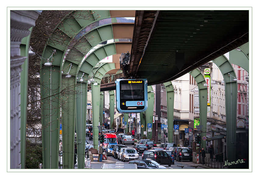 Wuppertal - Schwebebahn
Die Wuppertaler Schwebebahn wird technisch als Einschienenbahn (Unterkategorie Hängebahn) oder auch als Einschienenhängebahn definiert. Die Bezeichnung „Schwebebahn“ ist technisch falsch, weil im Gegensatz zu einer Magnetschwebebahn ein ständiger Kontakt zwischen Fahrweg und Fahrzeug besteht. laut Wikipedia
Schlüsselwörter: Wuppertal; Schwebebahn;