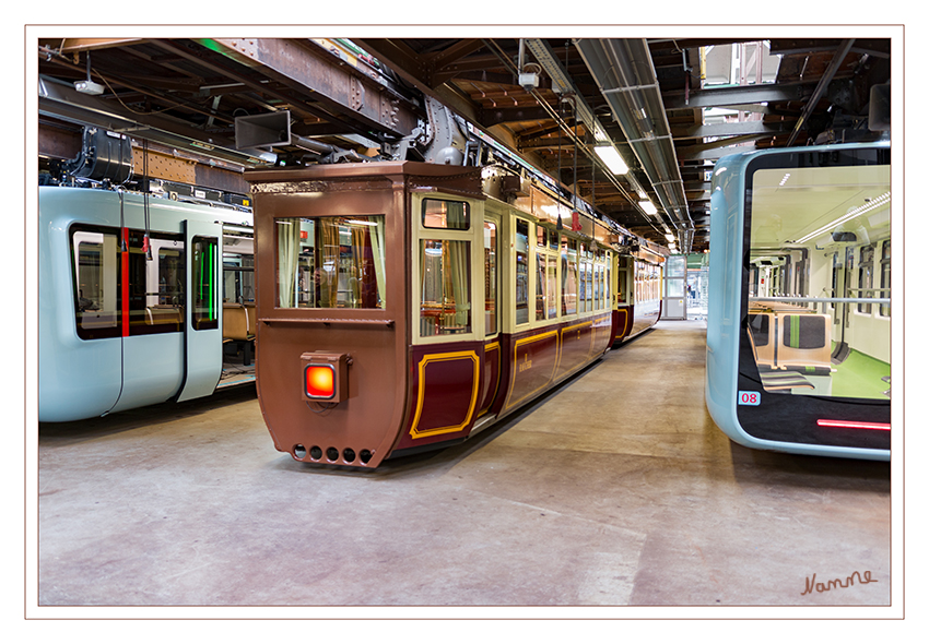 Wuppertal - Schwebebahn
Historischer Kaiserwagen - Alt und Neu nebeneinander
Das Kaiserpaar Wilhelm II nebst Gattin besuchte am 24. Oktober 1900 anlässlich der offiziellen Einweihung der Schwebebahn neben den Orten Barmen und Elberfeld auch Vohwinkel.
Schlüsselwörter: Wuppertal; Schwebebahn;