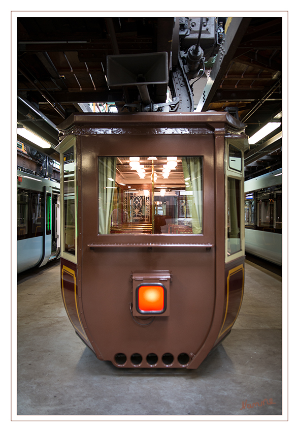 Wuppertal - Schwebebahn
Zwei Exemplare der Baureihe 1900 blieben erhalten. Sie werden als Kaiserwagen für Ausflugsfahrten verwendet und können für andere Zwecke gemietet werden. Das Gespann bekam seinen Namen, weil Kaiser Wilhelm II. am 24. Oktober 1900 mit Wagen dieses Typs von Döppersberg bis Vohwinkel gefahren war. laut Wikipedia
Schlüsselwörter: Wuppertal; Schwebebahn;