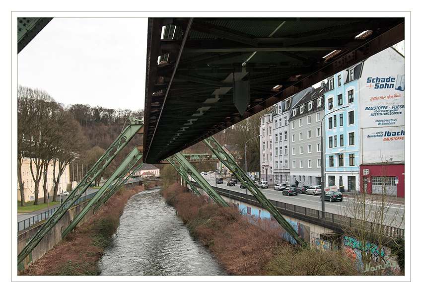 Wuppertal - Schwebebahn
Über der Wupper - Typische Streckenführung auf der Wasserstrecke
Schlüsselwörter: Wuppertal; Schwebebahn; Wupper