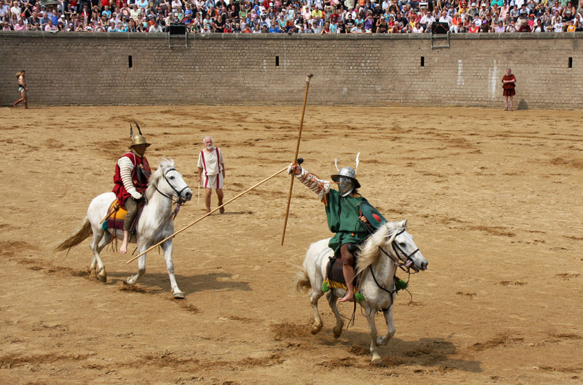 Gladiatorenkämpfe
in Xanten bei der Veranstaltung
Schwerter, Brot und Spiele

Eine  “Attraktion” bildeten die “equites”, die zu Pferd in der Arena gegeneinander kämpften. Bereits ab 200 v. Chr. lassen sich diese Gladiatoren nachweisen.
Schlüsselwörter: Xanten           Schwerter, Brot und Spiele             Gladiatoren