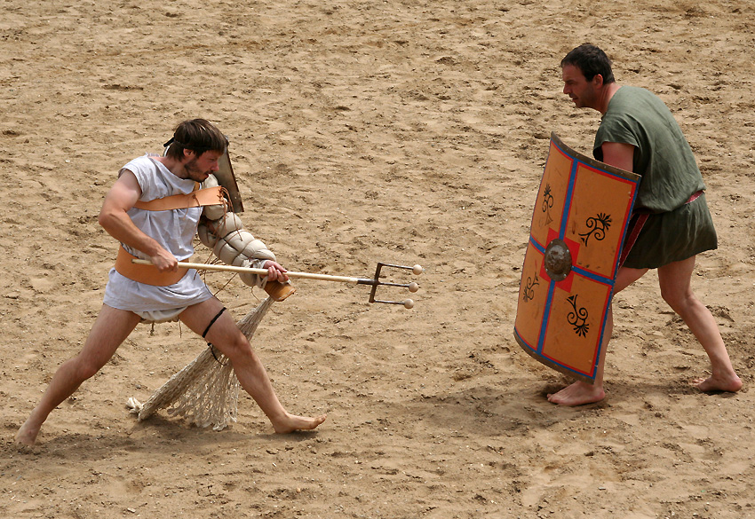 Gladiatorenkampf
Nur bestimmte Gladiatoren kämpfen gegeneinander und alle mussten strenge Regeln befolgen.
Die Kämpfe sind nicht choreographiert
Schlüsselwörter: Xanten   Archäologischer Park    Schwerter, Brot und Spiele