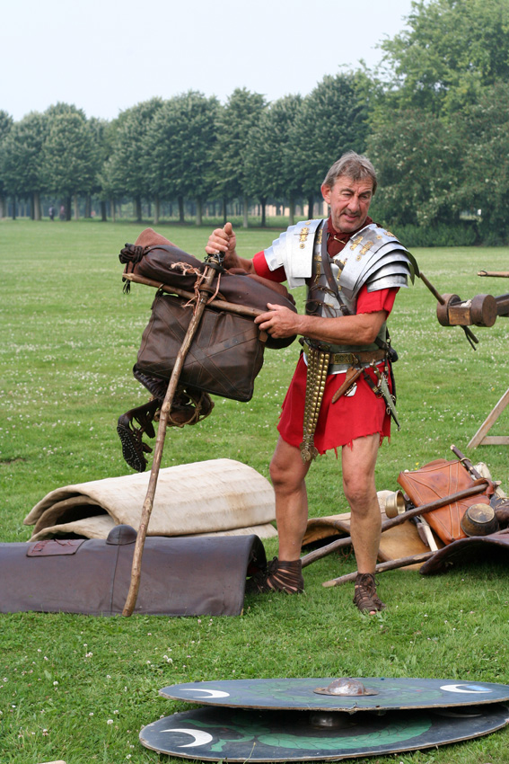 Alles was ein Römer
mitnehmen mußte wurde am Stab mitgeführt
Decke, Mantel, Wasserflasche, Kochtopf Sandalen
Schlüsselwörter: Xanten        Schwerter, Brot und Spiele             Archäologischer Park