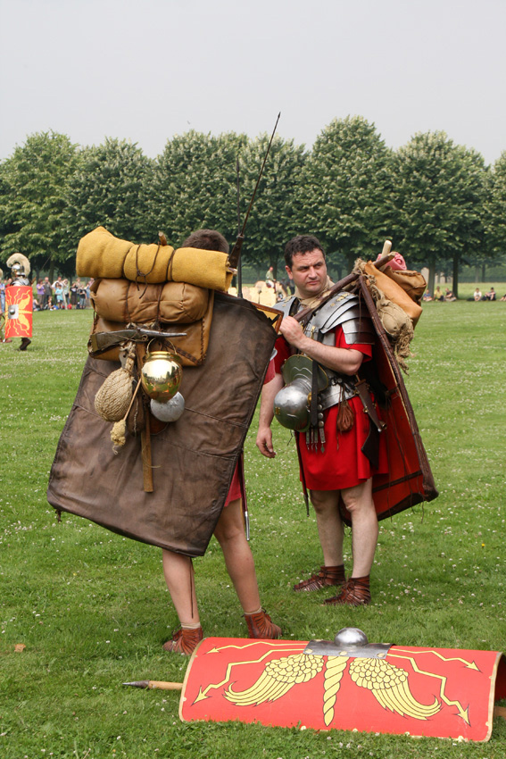 Schwerter, Brot und Spiele
in Xanten.
Mit diesem Marschgepäck marschierten die Legionäre in der Regel 25 km täglich bei Wind und Wetter.
Schlüsselwörter: Schwerter, Brot und Spiele           Xanten