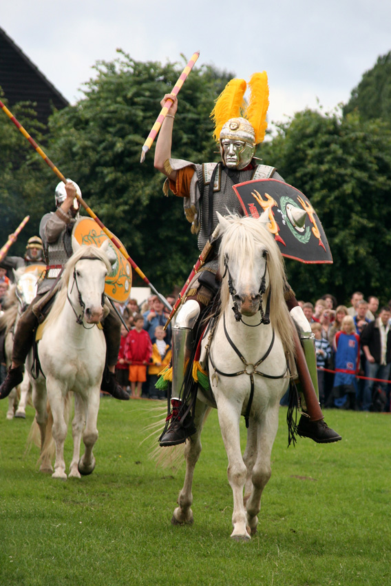 Römische Reiter
in ihrer Paraderüstung bei der Kavallerievorführung
Schlüsselwörter: Xanten   Archäologischer Park    Schwerter, Brot und Spiele