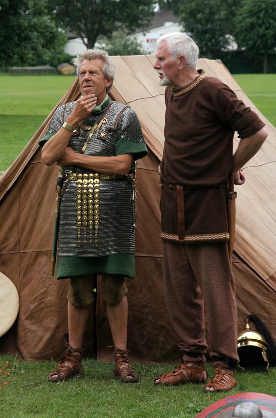 Im Lager
präsentieren mehrere Militärgruppen den friedlichen Alltag der Legion
Schlüsselwörter: Xanten   Archäologischer Park    Schwerter, Brot und Spiele