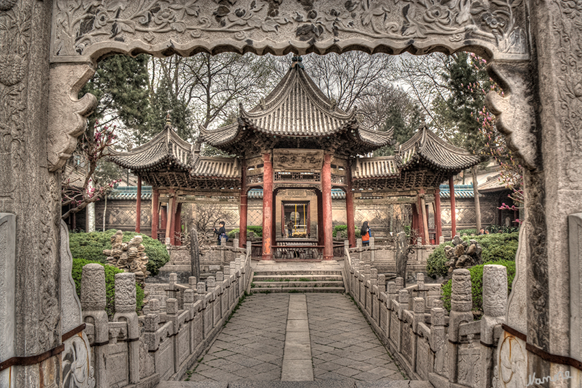 Große Moschee in Xian
Das Aussehen der Großen Moschee in Xian erinnert mehr an einen chinesischen Tempel oder Palast, als an eine arabische Moschee.
Damit steht die Große Moschee in Xian allerdings nicht allein da, denn zahlreiche Moscheen in China, besonders in den nördlichen Provinzen, aber auch in anderen Teilen des Landes wie z.B. in Kunming oder Guangzhou, haben ein ähnliches Aussehen. 
Schlüsselwörter: Xian Große Moschee