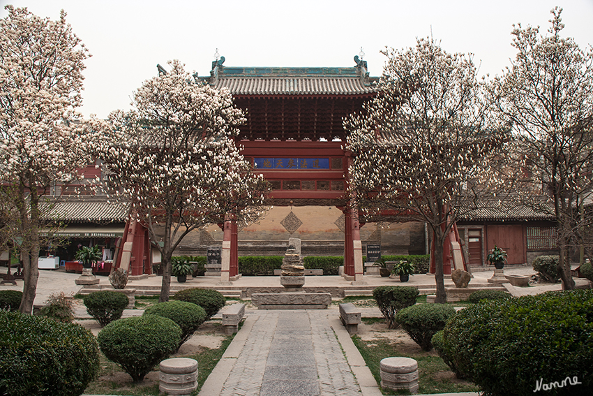 Große Moschee in Xian
Anders als die meisten Moscheen im Nahen Osten oder anderen arabischen Ländern ist die Moschee von Xian in ihrem Bau- und Architekturstil vollkommen chinesisch geprägt. Ausnahmen bilden lediglich einige arabische Beschriftungen und Dekorationen, denn die Moschee hat weder Kuppeln noch Minarette.
Der Vorhof ist für die Öffentlichkeit zugänglich, die Gebetsräume sind Muslimen vorbehalten.
Schlüsselwörter: Xian Große Moschee