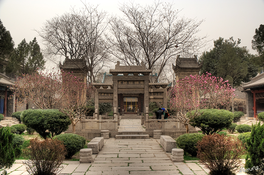 Große Moschee in Xian
Wie für chinesische Tempelanlagen üblich, ist auch die Große Mosche in Xian eine auf einer Aschse angeordnete Folge von mehrern, in sich abgeschlossenen Höfen, die durch Tore mit einander verbunden sind. 
Schlüsselwörter: Xian Große Moschee