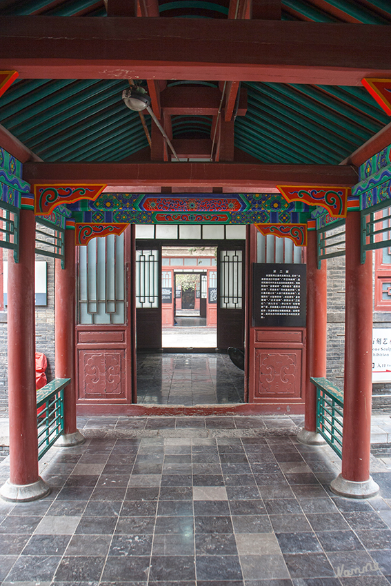 Stelenwaldmuseum in Xian
Davon sind über 1000 Steine in sieben Hallen, sechs Galerien und einem Pavillon ausgestellt. Die meisten Stelen aus der Sammlung stammen aus der Zeit der Tang-Dynastie
Schlüsselwörter: Xian Stelenwaldmuseum