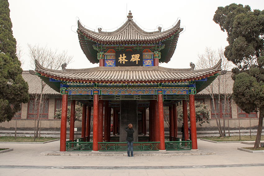 Stelenwaldmuseum in Xian
Unter dem Wort Stelenwald wird im chinesischen eine große Ansammlung von gewaltigen Steinsäulen und -platten verstanden, in die uralte Schriftzeichen eingemeißelt sind. Sie sollen bis zu den Ursprüngen der chinesischen Schrift zurück gehen.
Schlüsselwörter: Xian Stelenwaldmuseum