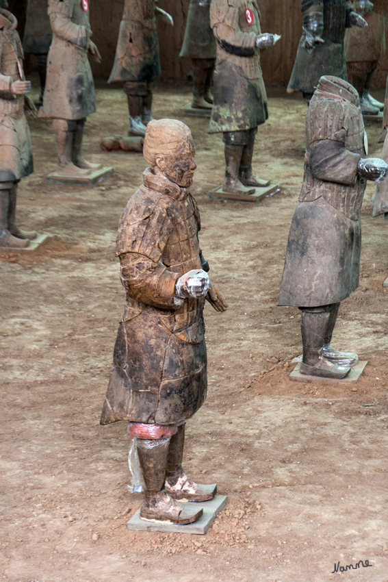 Terrakotta Armee
Da die gebrannten Tonfiguren lange Zeit vergraben waren, verloren sie beim Kontakt mit der Luft in kürzester Zeit ihren ursprünglichen Farbüberzug.                                                           Die Unesco stellte die Terrakotta-Armee 1987 auf die Liste der Weltkulturerben.
Schlüsselwörter: Xian Terrakotta Krieger