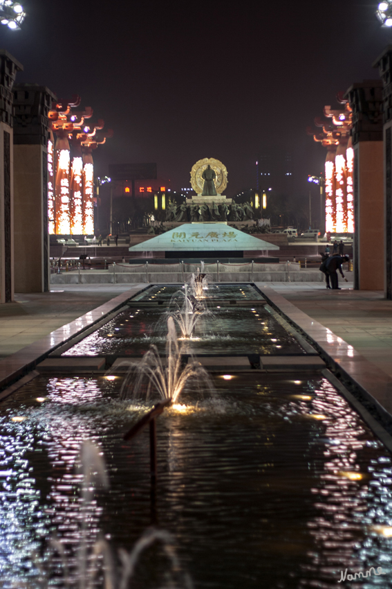 Xian
Die Denkmäler sind natürlich auch monumental vertreten und werden von 30 Meter hohen Säulen umrandet, die mit Musik und Farbenspiel in vollendeter LED Technik erstrahlen und sich laufend verändern.
Schlüsselwörter: Xian nachts