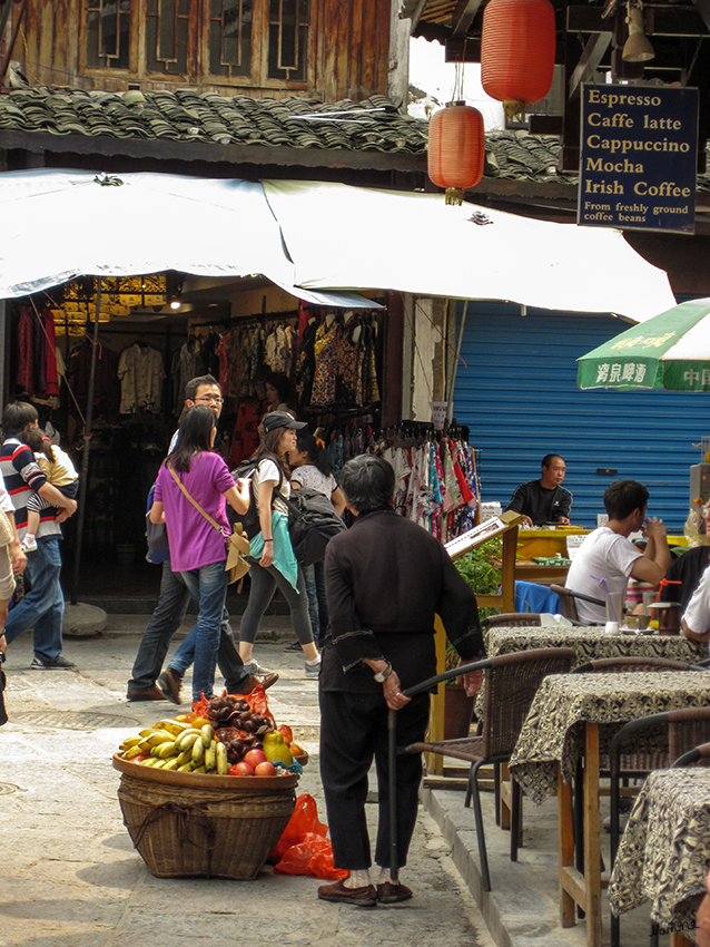 Stadtimpressionen Yangshuo
In den Seitengassen
Yangshuos Beliebtheit ist das ganze Jahr ungebrochen, auch wegen der Infrastruktur mit netten kleinen Lokalen und günstigen Privatunterkünften.
Schlüsselwörter: Yangshuo