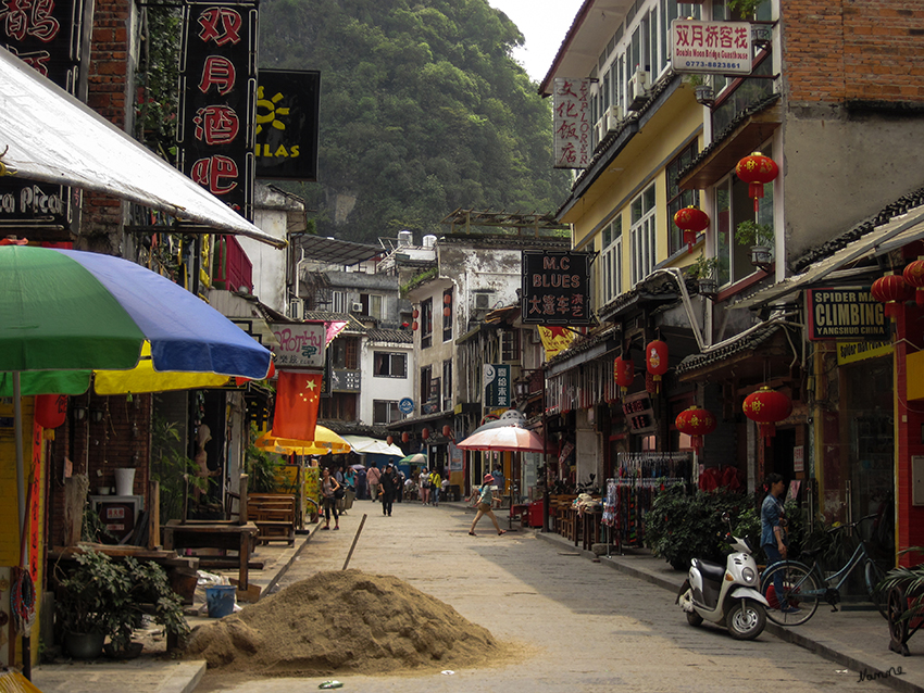 Stadtimpressionen Yangshuo
Die Straßen in Yangshuo sind gepflegt und im ursprünglichen Stil, es herrscht die einfache Atmosphäre der alten Stadt. An der Weststraße gibt es nicht nur viele ausländische Touristen, sondern auch einige ausländische Einwohner, die Cafés und Restaurants verwalten.
Schlüsselwörter: Yangshuo