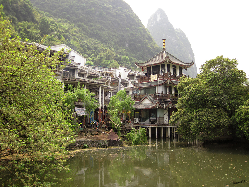 Stadtimpressionen Yangshuo
Die besondere Geographie bietet atemberaubende Schönheit, gleichzeitig ist die Stadt mit ihrer mehr als 1400 jährigen Geschichte mit einer wunderschönen alten Kultur gesegnet.
Schlüsselwörter: Yangshuo