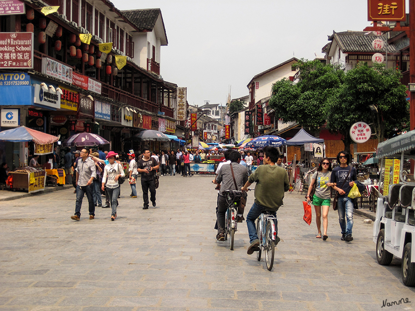 Stadtimpressionen Yangshuo
Der ca. 60 km südlich von Guilin gelegende Ort  hat zwei ruhige Tageszeiten: Vor Ankunft der Li-Jiang Schiffe und nach Abfahrt der Busse. Dazwischen herrscht richtig Trubel an den Verkaufsständen die die Hauptstraßen säumen.
Schlüsselwörter: Yangshuo